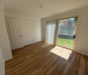 Low Maintenance - Renovated 2 Bedroom Villa - Photo 4