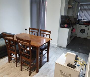 Room in a Shared House, Kelso Road, L6 - Photo 3