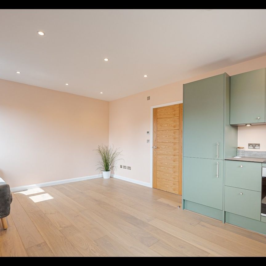 2 Bed Flat, Roehampton Lane, SW15 - Photo 1