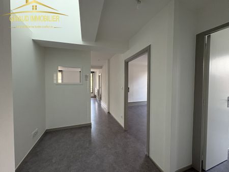 Location Appartement 3 pièces 70m² CHARLIEU 42190 - Photo 5