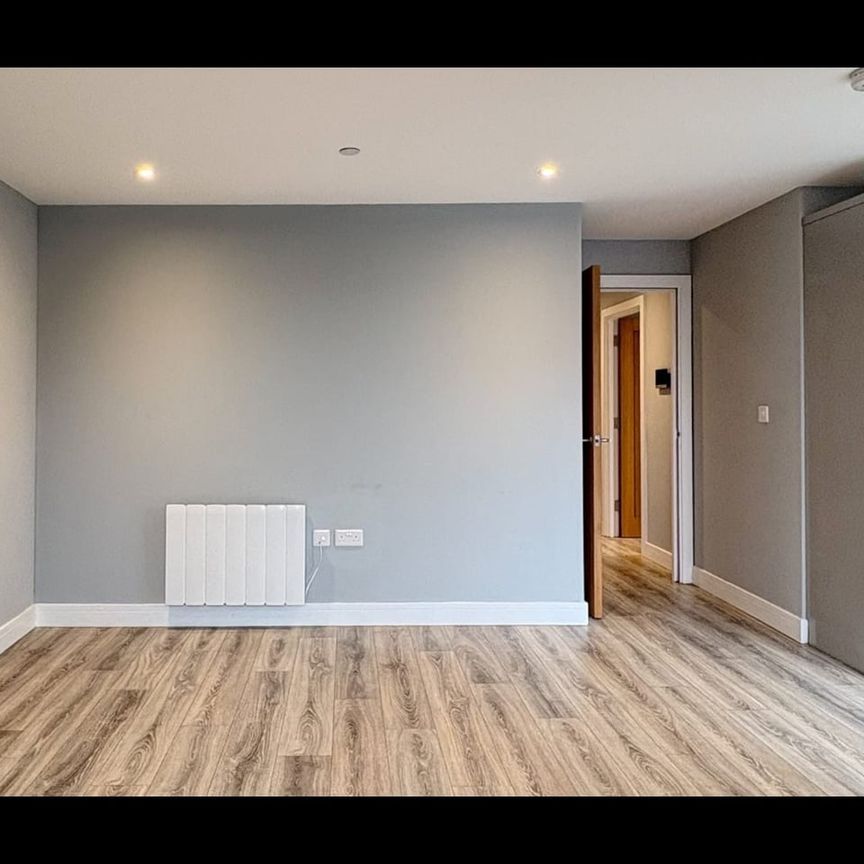 2 Bed Flat, High St, E17 - Photo 1