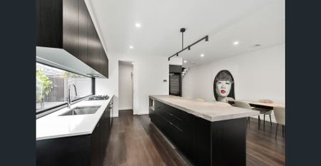 STUNNIG EXECUTIVE TOWNHOUSE IN A PREMIER LOCATION - Photo 3