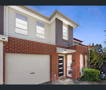 Stylish, spacious home, bathed in natural light! - Photo 1