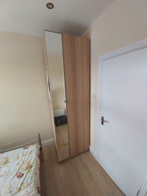 Room in a Shared House, Leamington Gardens, IG3 - Photo 1