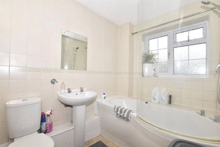 3 bedroom detached house to rent - Photo 2
