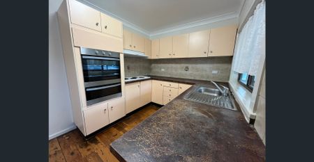 Spacious Family Home - Photo 2