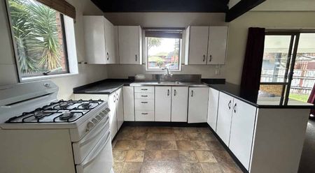 Tidy Family Home - Photo 4