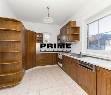 Pronájem rodinného domu 251 m², K vinicím 651, Praha - Фото 1