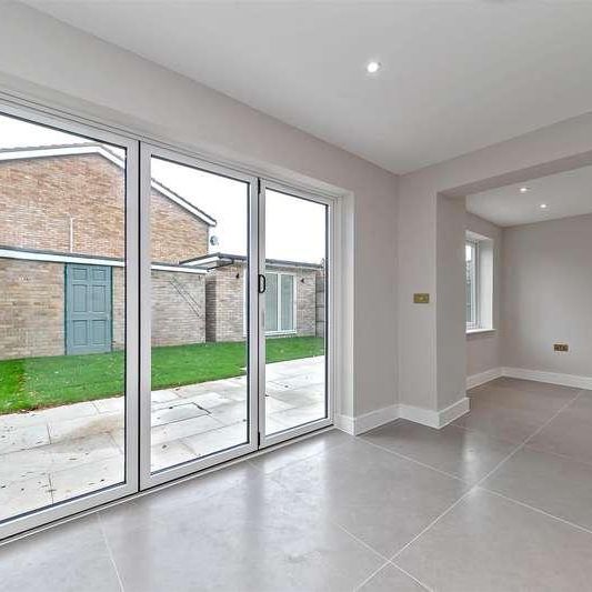 Wych Elms, Park Street, AL2 - Photo 1