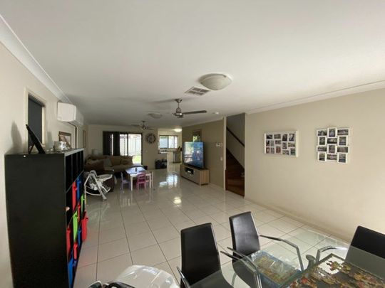Spacious Three-Bedroom Townhouse ! - Photo 1