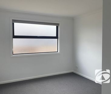 MODERN LAKESIDE LIVING IN SOUGHT-AFTER TIMBERTOP ESTATE - Photo 4