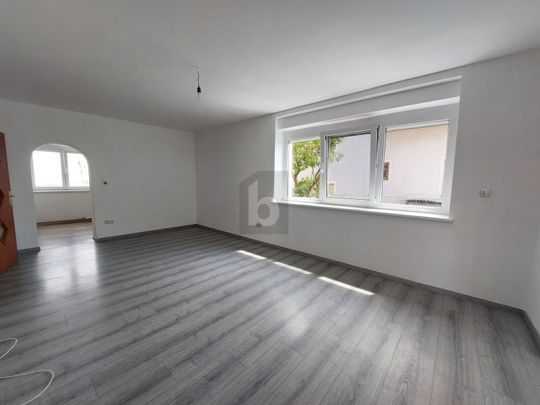 HELL, GERÄUMIG MIT POOL UND WERKSTATT - Photo 1