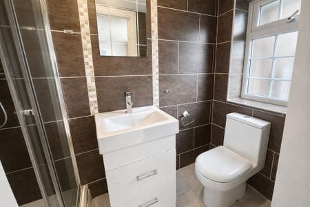 4 bedroom semi-detached house to rent - Photo 4