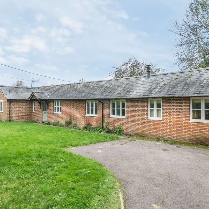 A beautifully refurbished cottage with countryside views. - Photo 1