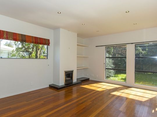 Beautiful Villa in Waterloo - Photo 1
