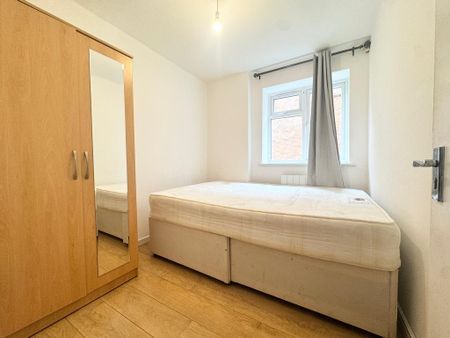 3 bedroom flat to rent - Photo 4