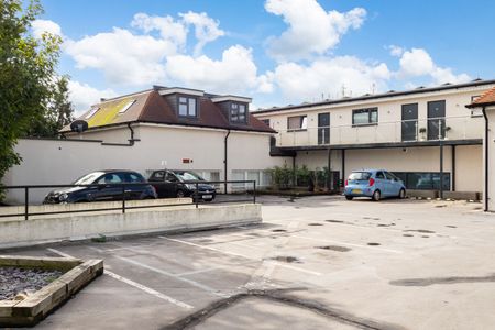 The Broadway, Cheam, SM3 - Photo 3