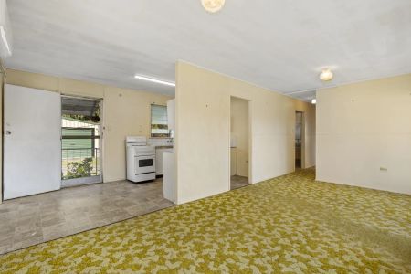 Spacious Family Living on a Generous 1,591sqm Block – Rochedale South - Photo 2