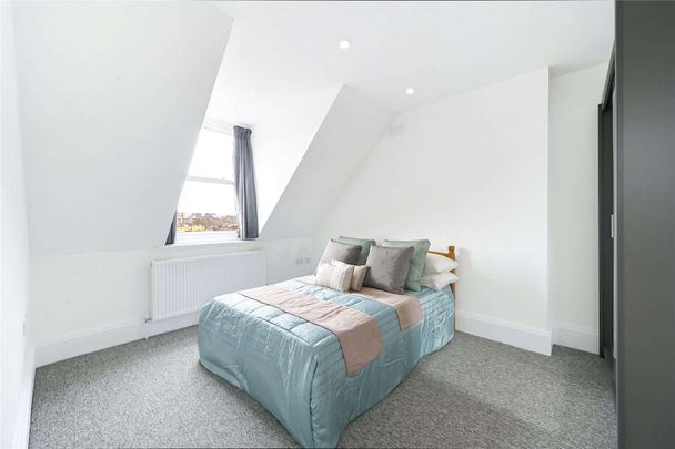 *3D Virtual Tour Available* A brand new to market a completely refurbished one bedroom apartment on the top floor of this impressive period building in Addison Gardens - Photo 1
