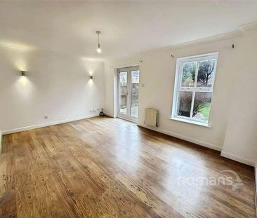 Richmond Close, Farnborough, Hampshire, GU14 - Photo 2
