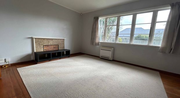 Character Home, in the right spot! - Photo 1