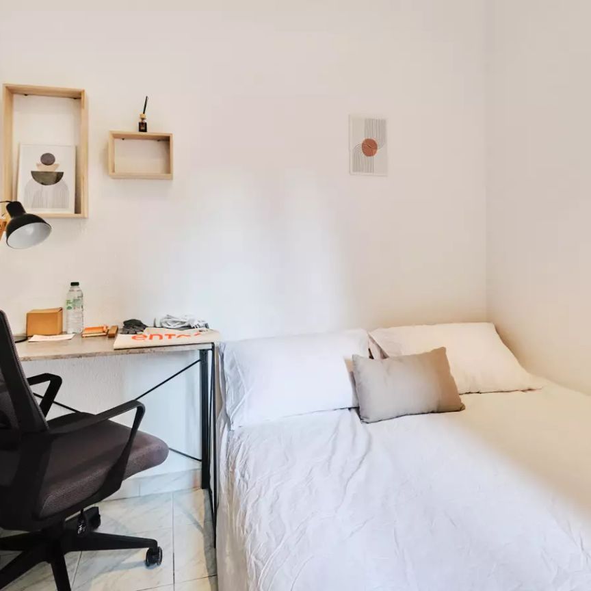 Room in a shared 4-bedroom apartment for rent in el Camp d'en Grassot i Gracia Nova, all bills included. - Photo 1