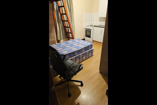 Studio Flat, Barking Road, E13 - Photo 1