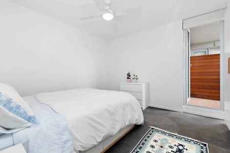 Bright Furnished Apartment with Balcony - Furnished - Photo 3