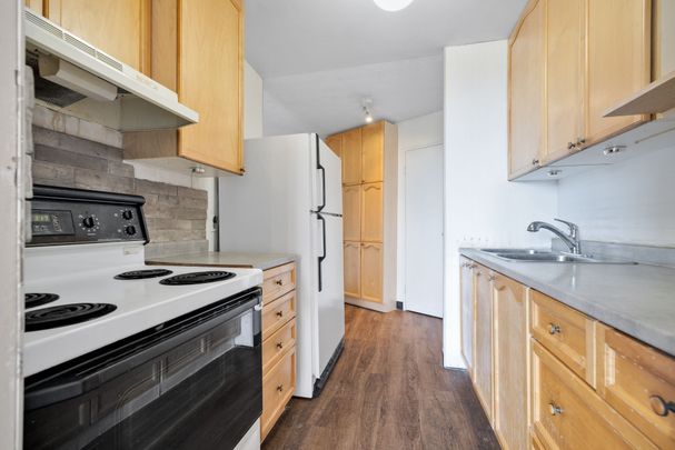 For Lease - 2000 Jasmine Crescent Unit# 412, Beacon Hill North - South and Area, Ontario - Photo 1