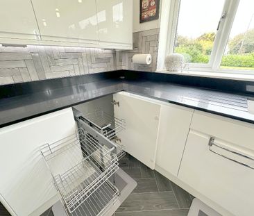 Detached House - Photo 3