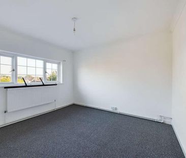 E North Parade, Chessington, Surrey, KT9 - Photo 5