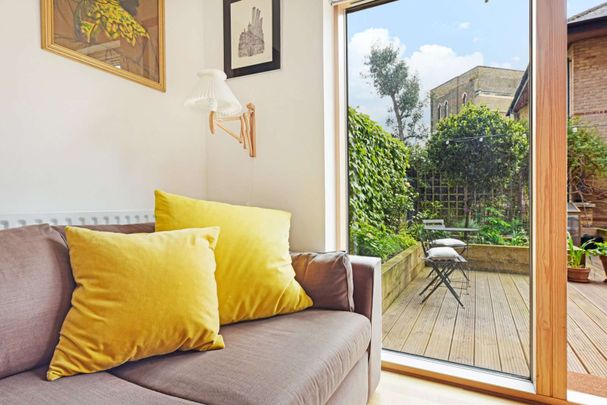 Two double bedroom apartment with substantial private garden. - Photo 1