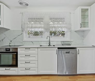 Stylish, comfortable, and perfectly positioned for easy living - Photo 3