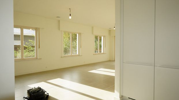 Volledig gerenoveerde bungalow met tuin en dubbele garage te Waasmunster - Photo 1