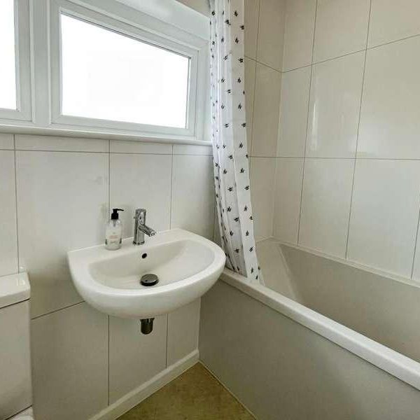 Sanctus Drive, Stratford-upon-avon, CV37 - Photo 1