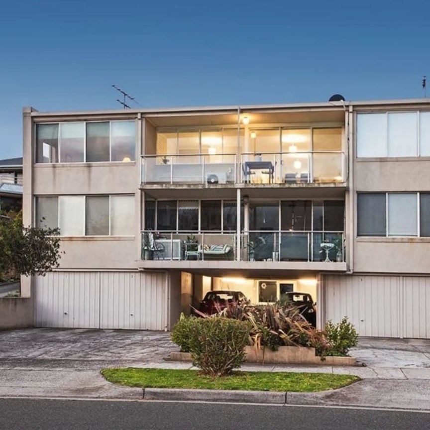 RENOVATED TWO-BEDROOM APARTMENT WITH STUNNING BAY VIEWS! - Photo 1