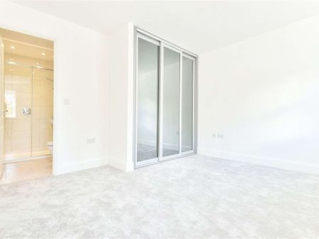 A six bedroom detached town house within the prestigious Royal Wells Park development. Conveniently placed for the grammar schools and town amenities. - Photo 4