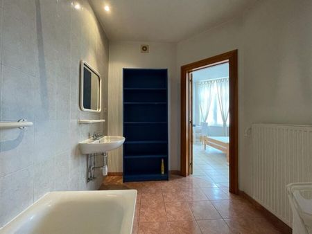 Schuman! Très Beau Studio Meublé à louer - Photo 2