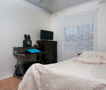 Charming 2 Bedroom, 1 Bathroom Unit in Royal Park - Photo 4