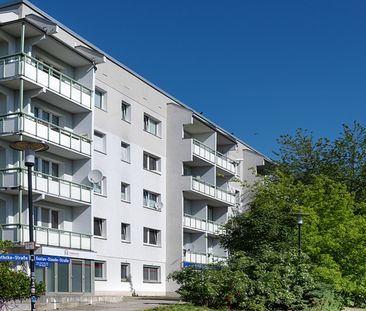 Ihre Familienwohnung mit tollem Ausblick vom Balkon. - Photo 1