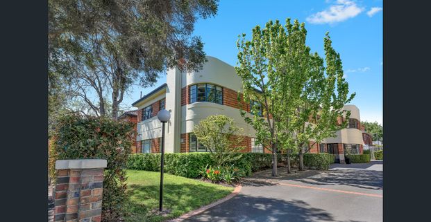 Double storey Art-Deco apartment of grand proportions - Photo 1