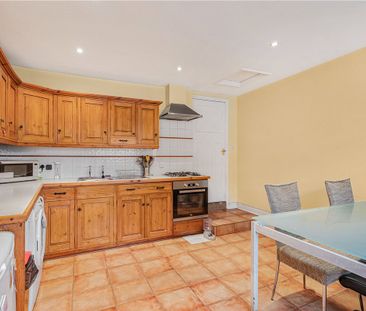 A well-presented first-floor, two-bedroom apartment located in the ... - Photo 6