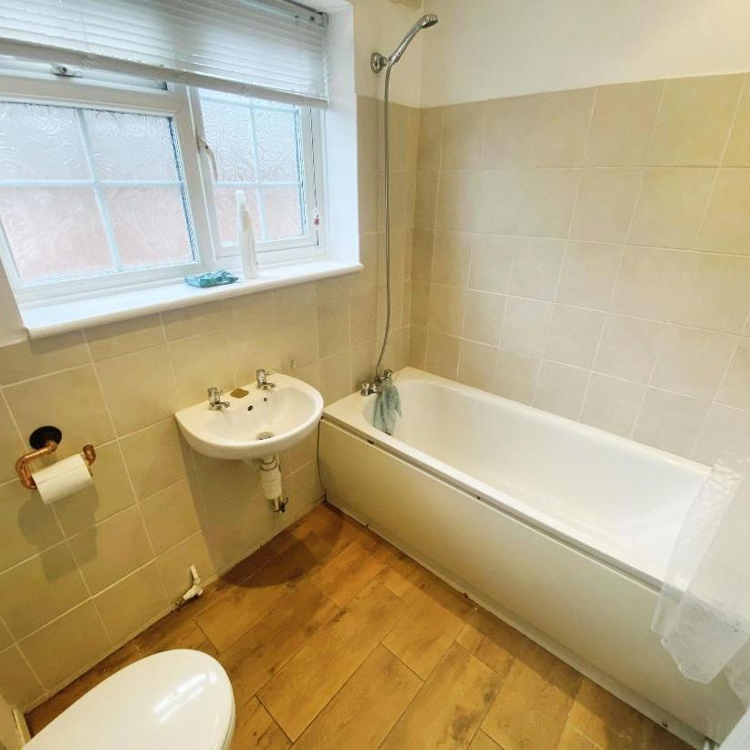 Corbets Tey Road, Upminster, RM14 - Photo 1