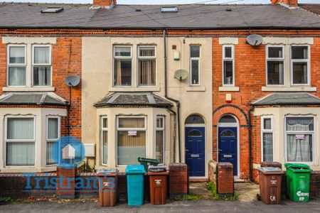 5 bed Mid Terraced House for Rent - Photo 2