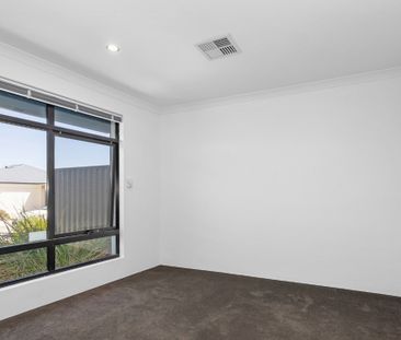 3 Bedroom House With Regular Garden Maintenance Included - Photo 2