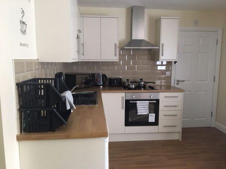 1 bedroom in a flat share to rent - Photo 3