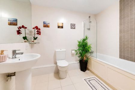 3 bedroom flat to rent - Photo 3