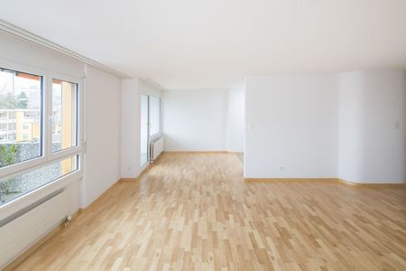 Grosszügige und gepflegte 4.5 Zimmer Wohnung an zentraler Lage! - Photo 2