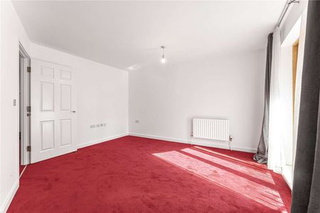 Freshly decorated two bedroom, two bathroom property on the ground floor of a popular development. - Photo 5