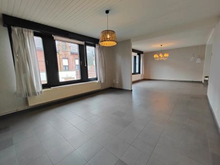 Ruim en centraal gelegen appartement met twee slaapkamers - Photo 2